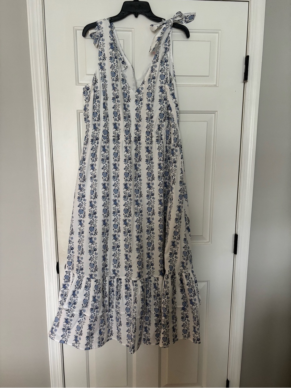 Vineyard Vines White Maxi Dress with Blue Floral Stripe - Picture 4 of 4